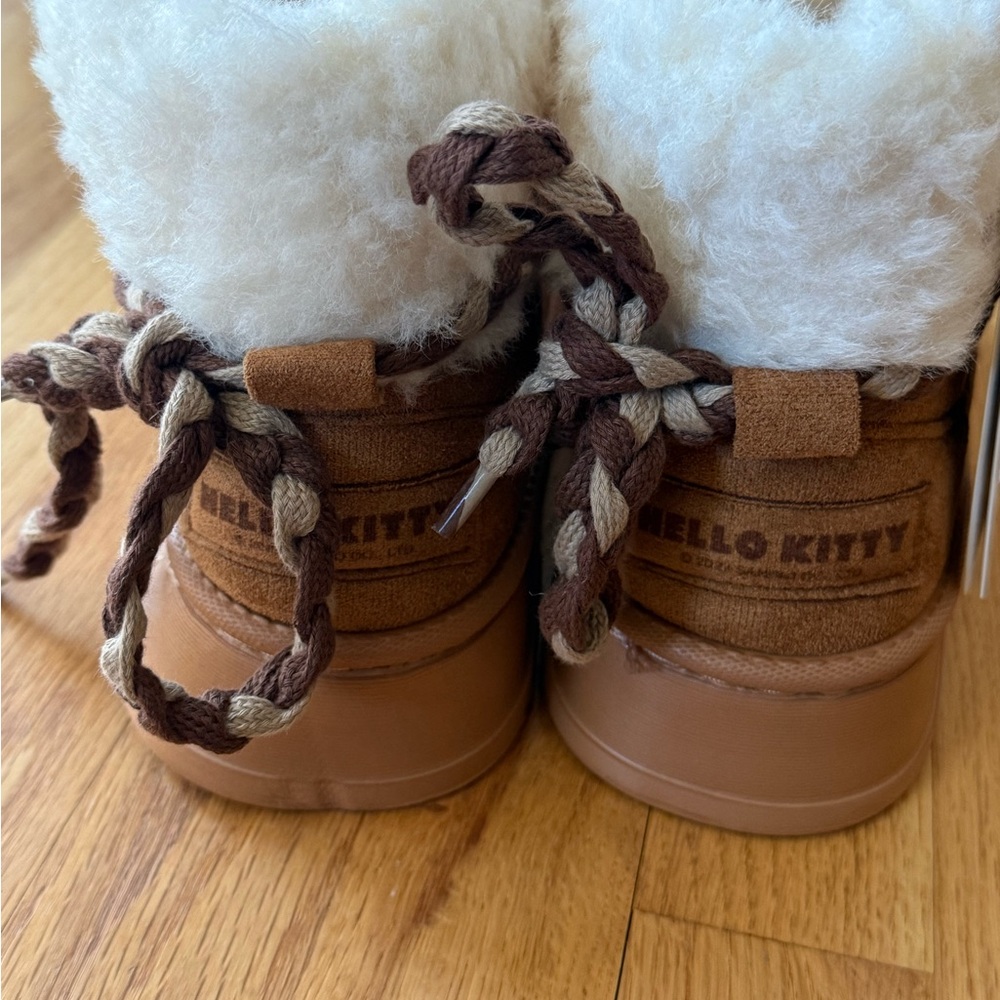 Hello Kitty Fur Boots - Picture 5 of 6
